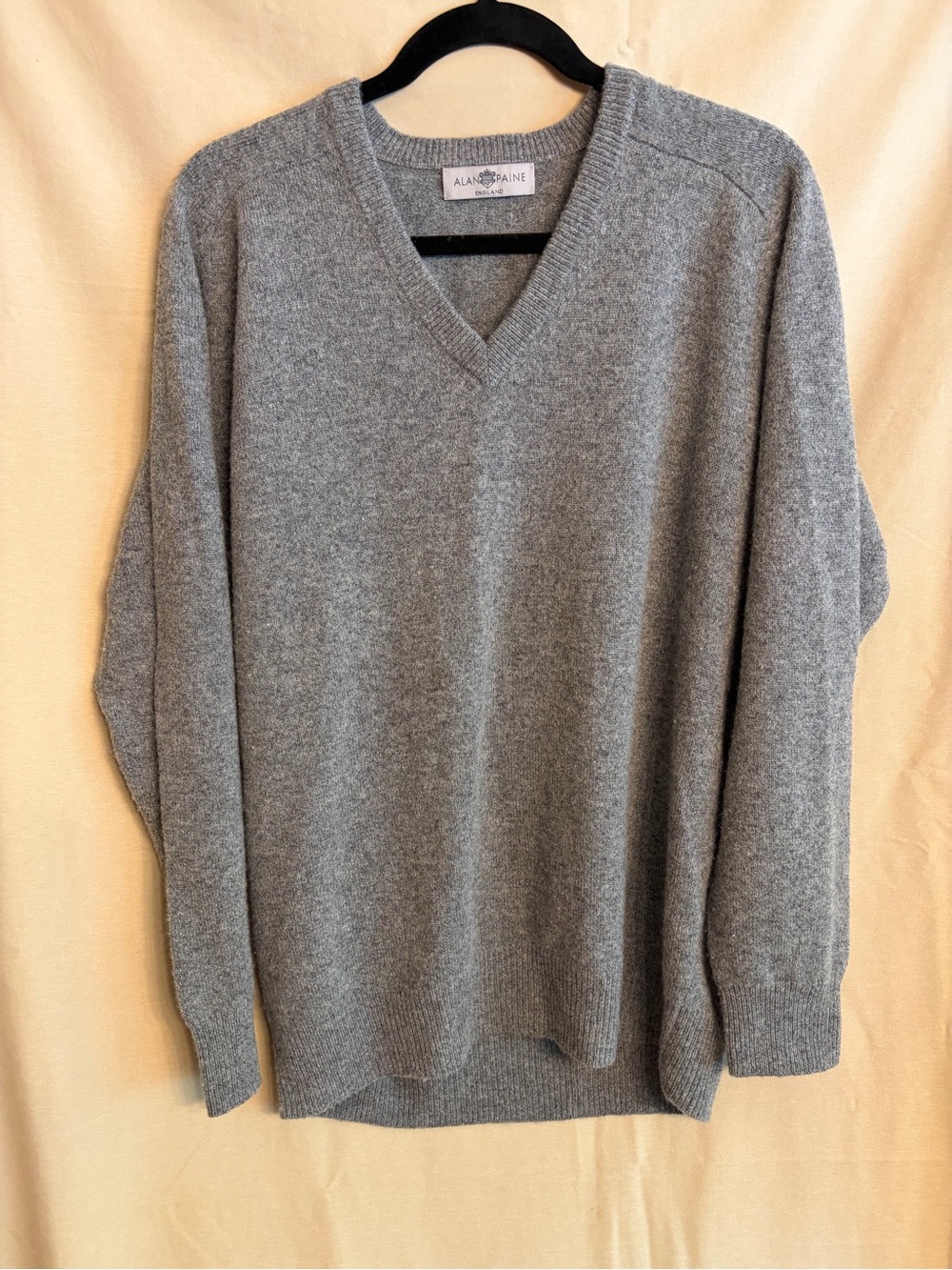 Alan Paine England Men’s Grey Long-Sleeved V-Neck 100% Lambswool Sweater
